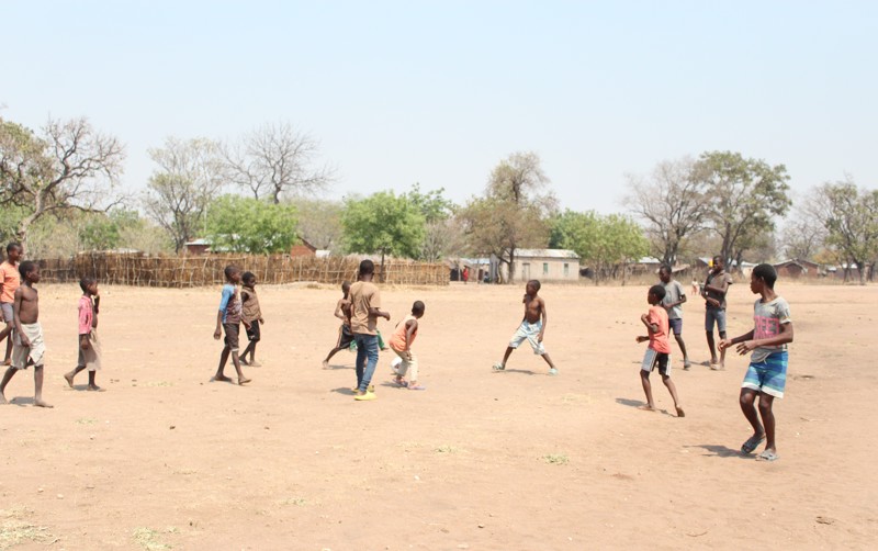 Strax var hafist handa við að pumpa lofti í boltana og byrjað að spila fótbolta í Ngabu.