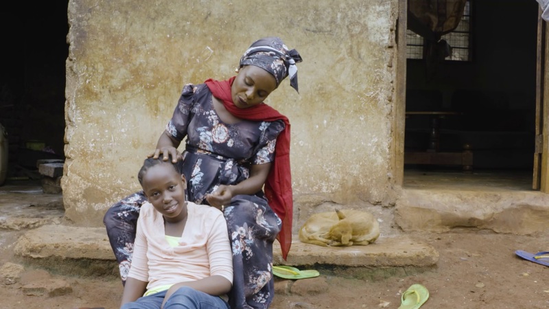 Abby sagði Sabinu frá fréttakonudraum sínum meðan hún var í hárgreiðslu hjá henni.