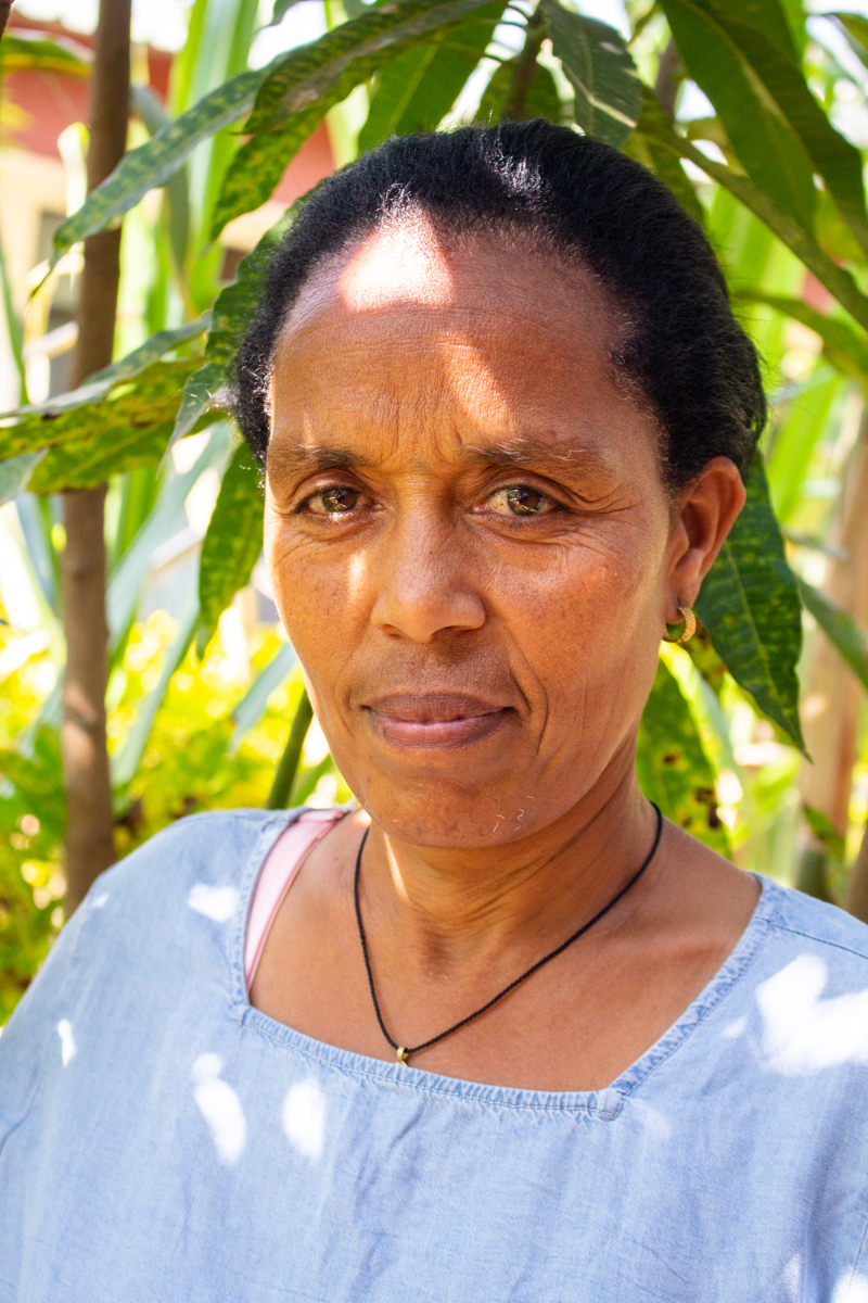 SOS móðirin Bizunesh tók á móti Tamrat litla þegar hann kom í barnaþorpið eftir að mamma hans hafði yfirgefið hann.