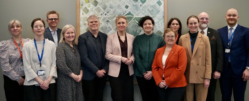 Frá vinstri: Sólrún María Ólafsdóttir (RKÍ), Ósk Sturludóttir (UTN), Ragnar Schram (SOS Barnaþorpin), Kristín Ólafsdóttir (Hjálparstarf kirkjunnar), Bjarni Gíslason (Hjálparstarf kirkjunnar), Þorgerður Katrín Gunnarsdóttir (utanríkisráðherra), Tótla Sæmundsdóttir (Barnaheill), Silja Bára Ómarsdóttir (RKÍ), Kolbrún Pálsdóttir (Barnaheill), Pálína B. Matthíasdóttir (UTN), Gísli Rafn Ólafsson (RKÍ), Kolbeinn Arnarson (UTN). - Myndir: Utanríkisráðuneytið.