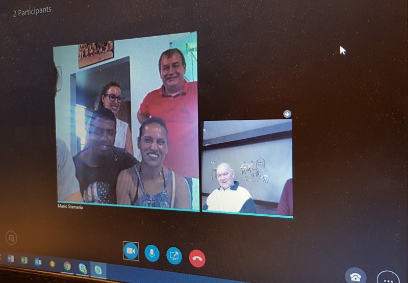 Einstök stund sem Jón átti með fyrrverandi styrktarbörnum sínum í Brasilíu. Þessi fjarfundur reyndist vera þeirra síðustu samskipti því Jón lést skömmu síðar. 