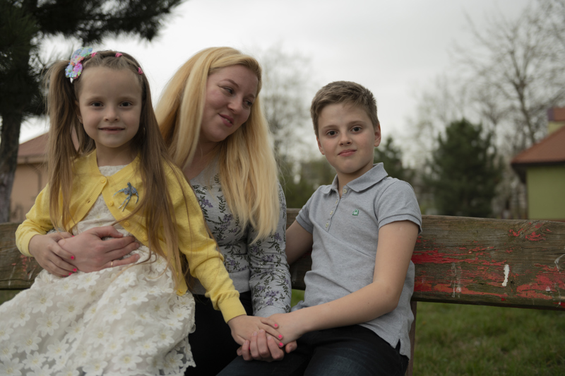 SOS Barnaþorpin í Rúmeníu hafa tekið vel á móti flóttafjölskyldum og á þessari mynd er fyrsta fjölskyldan frá Úkraínu sem kom til SOS í Rúmeníu.