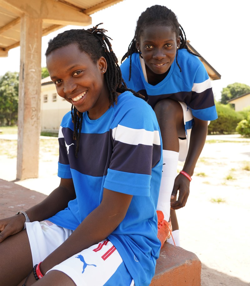 Systurnar fara á fótboltaæfingu strax eftir að vinnu lýkur síðdegis.