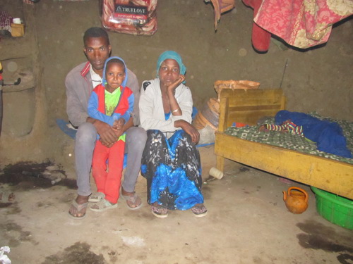 Zamzan og Mahamad buðu okkur að líta inn á heimili sitt