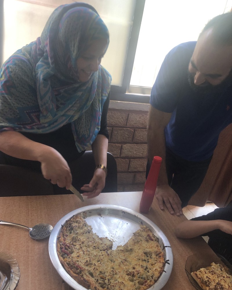 SOS móðirin á heimilinu hafði misst bæði manninn sinn og barn í stríðsátökum. 