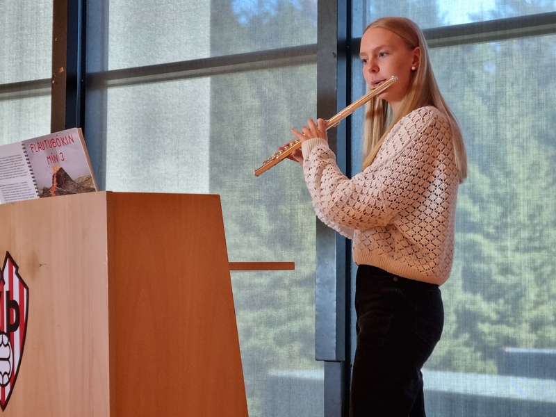 Karólína Rós Ólafs- Sigurveigardóttir, 14 ára úr Skólahljómsveit Kópavogs, flutti á þverflautu, lagið Ást eftir Magnús Þór Sigmundsson.
