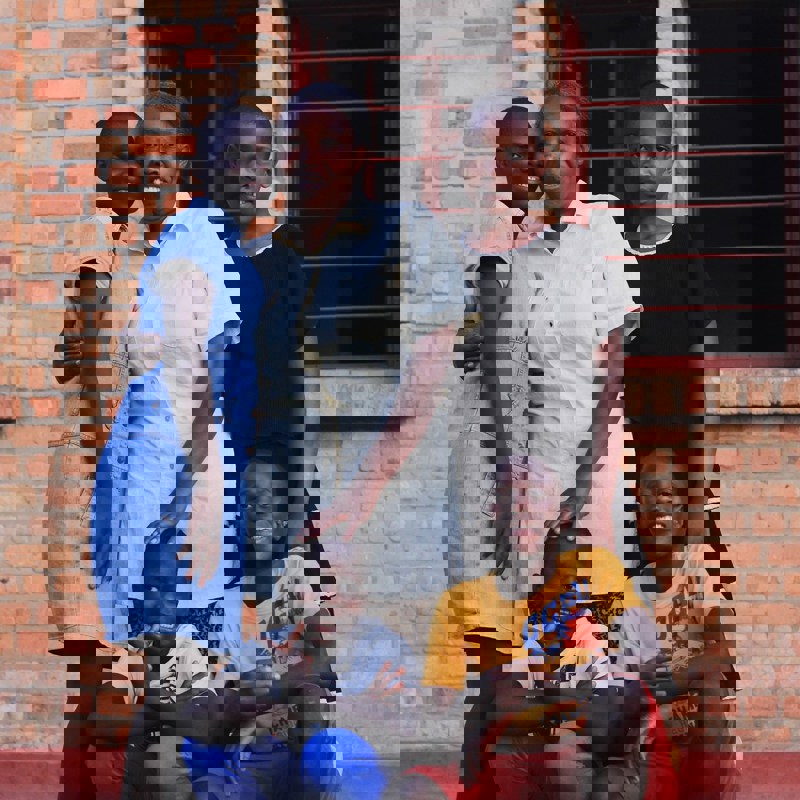 Sofia ásamt SOS mömmu sinni og SOS systkinum.