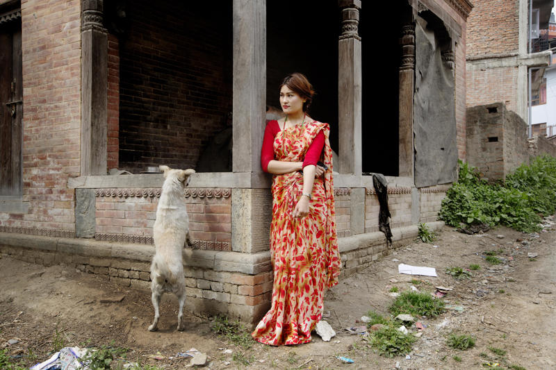 Kamala minnist þess hversu hrædd hún var á næturnar en hún fann fyrir öryggi af flækingshundum sem mæðgurnar gáfu að borða og voru hjá þeim meðan þær sváfu „á götunni"..
