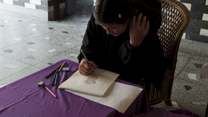 Rita hannaði kjól fyrir SOS mömmu sína, Kashmitu.