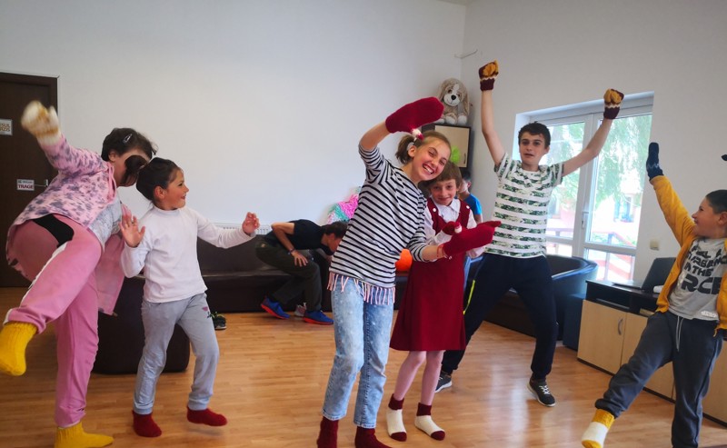 Börnin í barnaþorpinu í Hemeius láta sér ekki verða kalt í vetur.