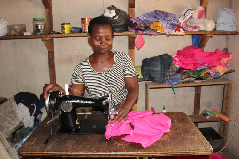 Nú á Esther einnig og rekur saumastofu og matvöruverslun.