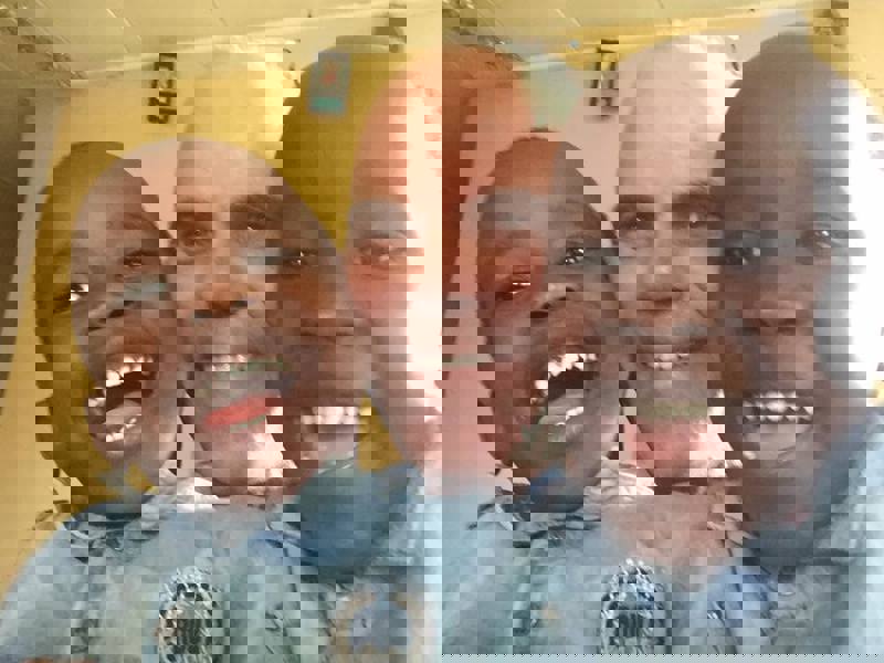 Kalli gaf tvíburunum nöfnin Ísak og Samúel og heimsækir þá einu sinni á ári. Þeir eiga auk þess styrktarforeldra á Íslandi.