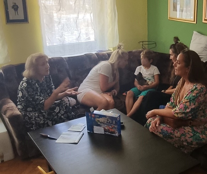 Debbý og Tinna ræða við drenginn sem Tinna styrkir og SOS móður hans.