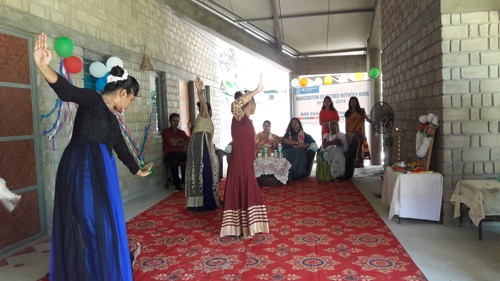 Börnin fluttu dansatriði við vígsluna