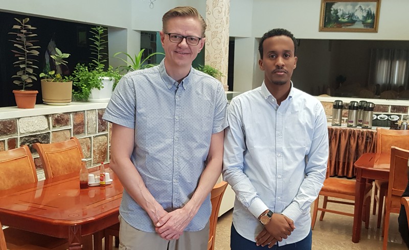 Ragnar ásamt fyrrum þátttakanda í verkefninu og núverandi fyrirtækiseiganda í Mogadishu.