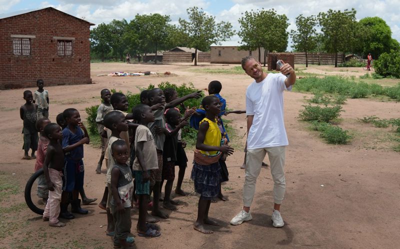 Börnin í fjölskyldueflingunni okkar í Ngabu voru mjög hrifin af því að sjá sig sjálf á símaskjánum hjá Rúrik.