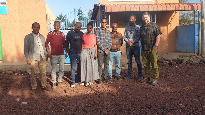 Hans Steinar upplýsingafulltrúi ásamt starfsfólki verkefnisins í Eteya.