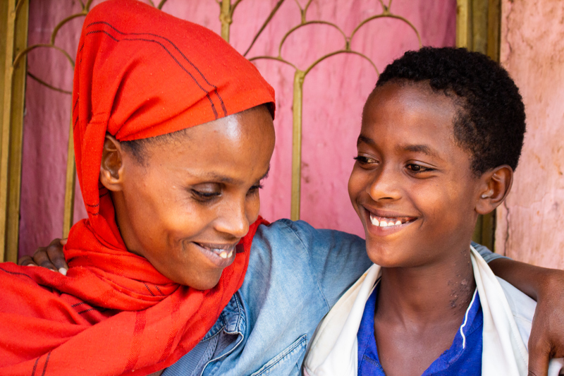 Móðir Tamrats hafði leitað mikið að stráknum sínum eftir að henni fór að ganga betur. Nú eru þau sameinuð á ný.