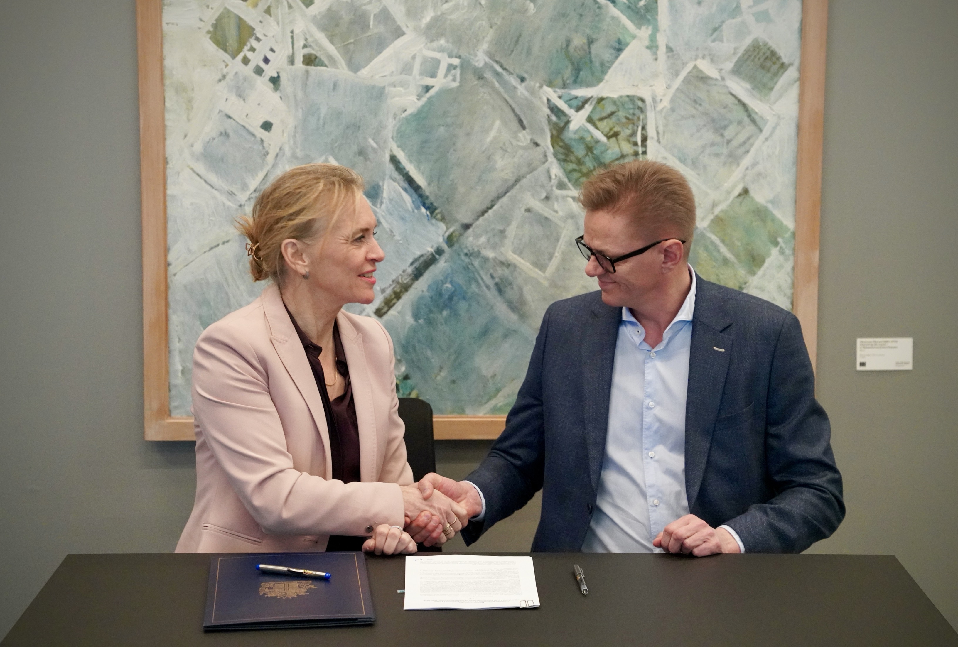 Utanríkisráðherra gerði rammasamning við SOS