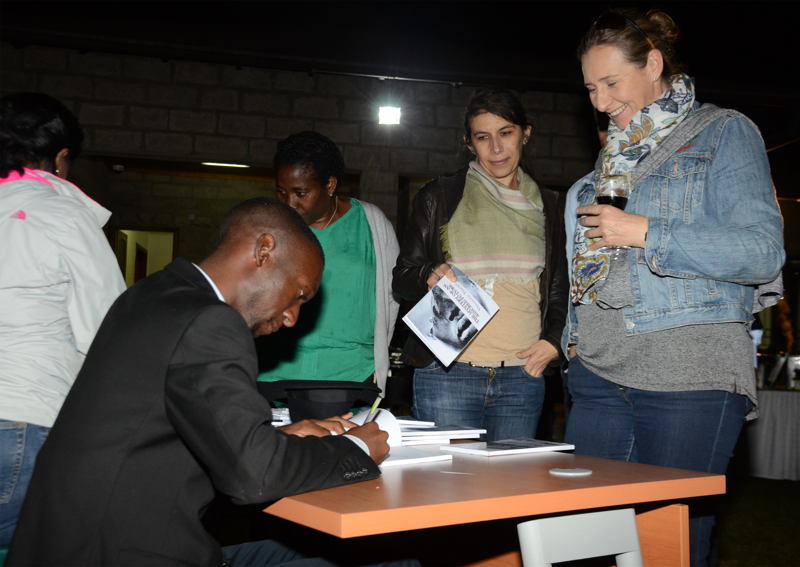 Bókin segir frá lífi Veliano, persónulegum sigrum, missi og stuðningi.