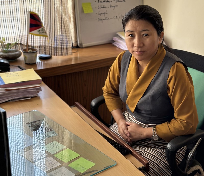 Sonam á skrifstofunni í menntamálaráðuneyti Tíbet.