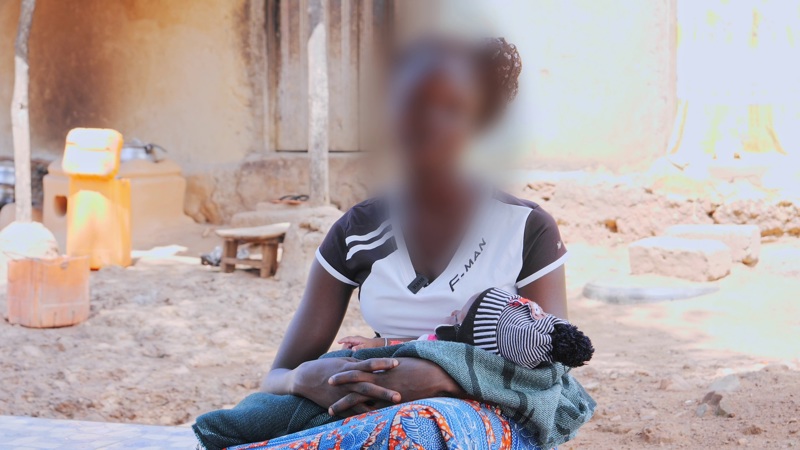 Þessi unga stúlka heitir Akouwa og er þolandi kynferðisbrots í Ogou. Hún situr eftir með afleiðingarnar og þarf að takast á við lífið með ungabarn í fanginu, 17 ára og full af framtíðardraumum.