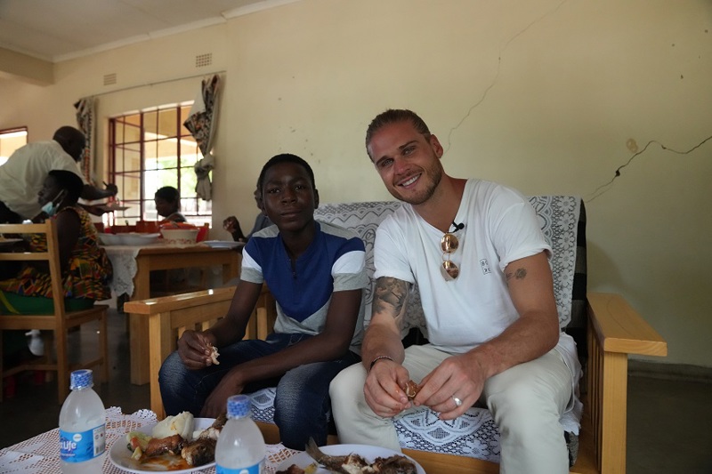 Rúrik hitti styrktarson sinn Blessings í SOS barnaþorpinu í Ngabu.