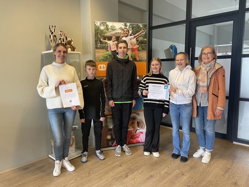 Frá afhendingunni. Hjördís Rós, fræðslufulltrúi, Helgi, Valdimar, Lovísa og Ljósbjörg, fulltrúar Kársnesskóla með Guðnýju kennara.