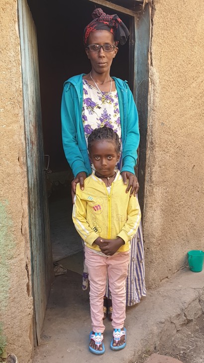 Þessar mæðgur búa í Eteya og eru í fjölskyldueflingunni okkar.