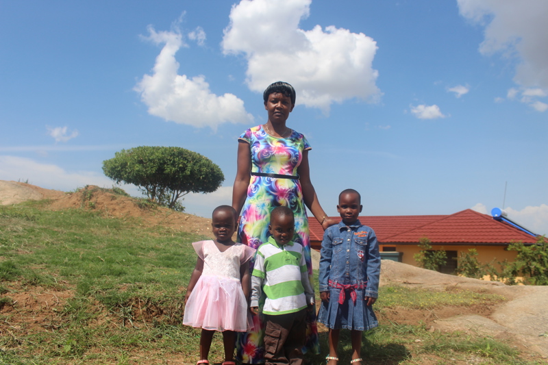 Ásamt SOS mömmu sinni Roselyn. Wazo er vinstramegin og Aisha hægra megin en í miðjunni er Joshua, SOS bróðir systranna.