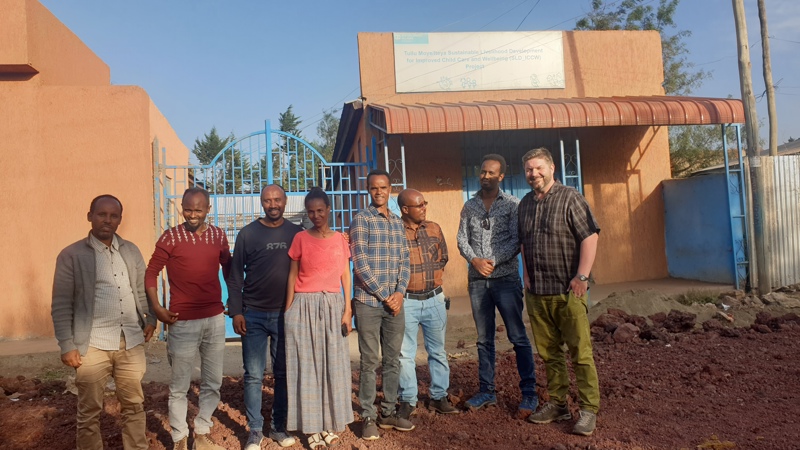 Starfsfólk SOS fyrir utan skrifstofuna í Iteya.