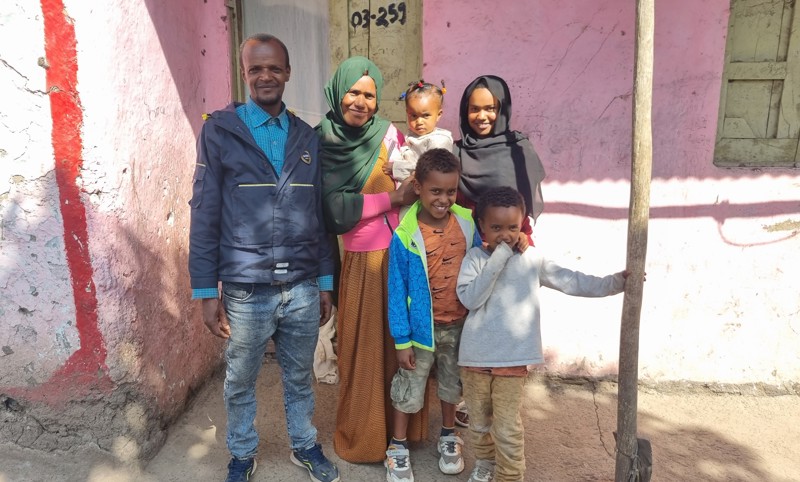 Zemzen ásamt eiginmanni sínum og börnum. Zemzen rekur smáverslun og hefur af því tekjur f yrir fjölskylduna.