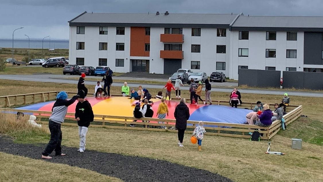 Hátíðarstund þegar börnin á Ásbrú fengu ærslabelginn