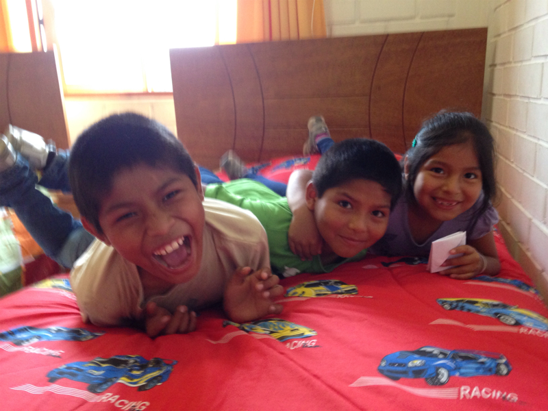 Börnin elskuðu nýju herbergin sín og voru alltaf að taka til í þeim.