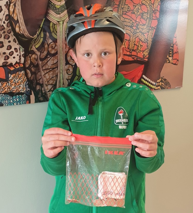 Úlfur með peninginn sem safnaðist.