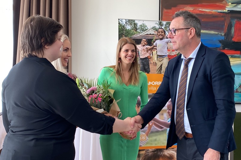 Fulltrúar Okkar heims, Ragna Guðfinna Ólafsdóttir sjálfboðaliði, Sigríður Gísladóttir framkvæmdastjóri og Þórunn Edda Sigurjónsdóttir félagsráðgjafi, tóku við viðurkenningunni frá Willum Þór Þórssyni, heilbrigðisráðherra.