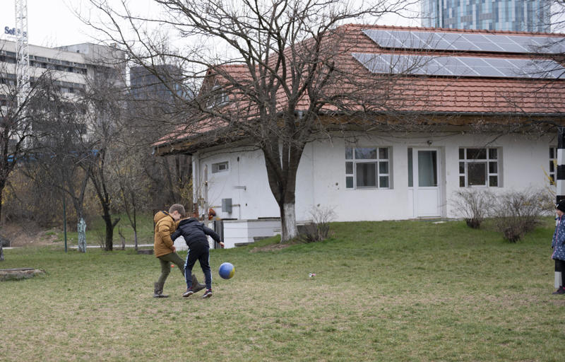 Frá SOS barnaþorpinu í Búkarest í Rúmeníu sem tók að sér börn á flótta frá SOS í Úkraínu. Þarna má sjá börn frá Úkraínu og Rúmeníu að leik í fótbolta.