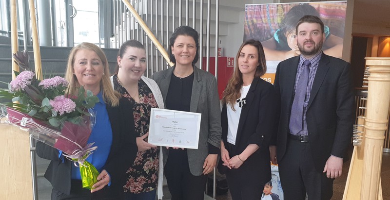 Verkefnisstjóri TINNU er Þuríður Sigurðardóttir, félagsráðgjafi. Ásamt henni á myndinni eru Marta Joy Hermannsdóttir, Hildigunnur Magnúsdóttir og Diljá Kristjánsdóttir. Ásmundur Einar Daðason, félags- og barnamálaráðherra afhenti þeim viðurkenninguna fyrir SOS Barnaþorpin.