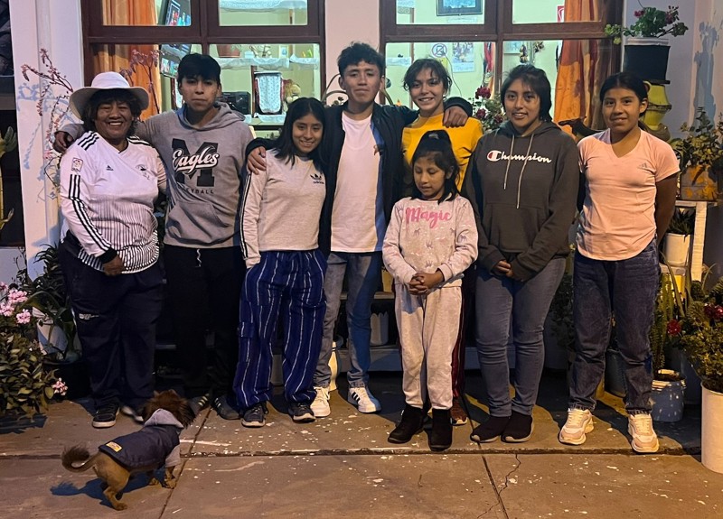 Jose umvafinn ástkærri fjölskyldu sinni í barnaþorpinu, SOS mömmu sinni og systkinum.