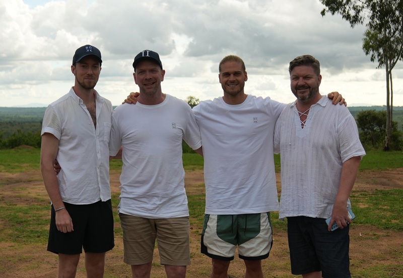 Íslenski hópurinn í Malavíförinni. Jón Ragnar Jónsson kvikmyndatökumaður, Jóhannes Ásbjörnsson, Rúrik Gíslason og Hans Steinar Bjarnason, upplýsingafulltrúi SOS á Íslandi.