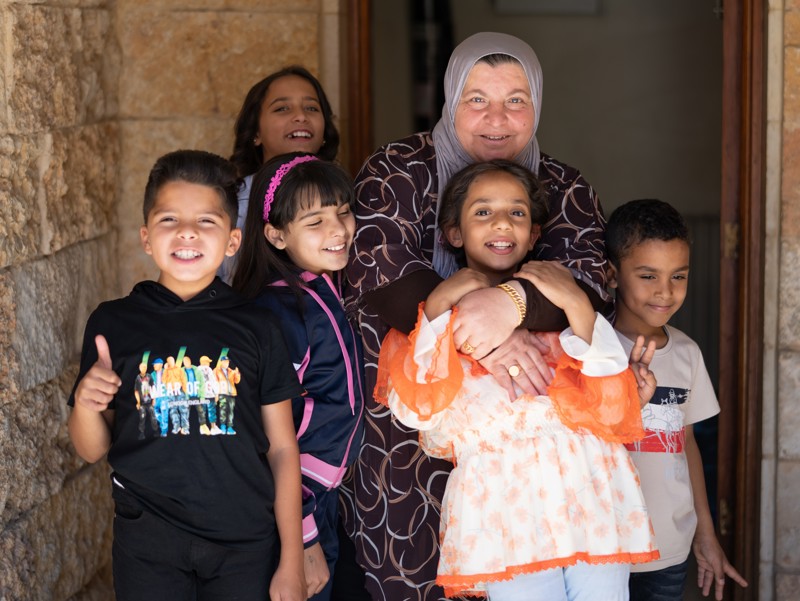 Malak ásamt SOS mömmu sinni og systkinum.