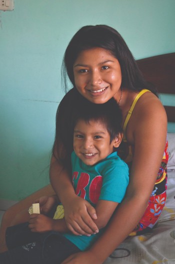 Ines er 18 ára í dag og sonur hennar 5 ára