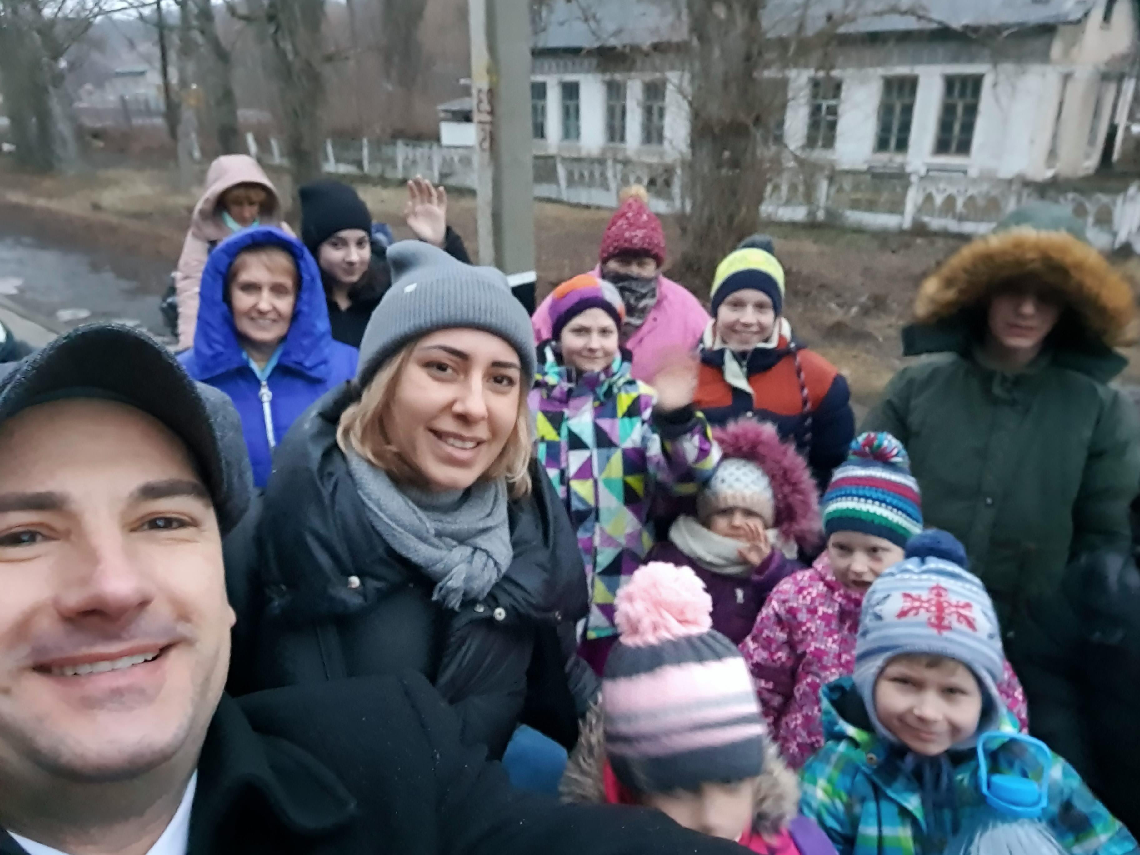 Börn og fjölskyldur flutt til vestur Úkraínu