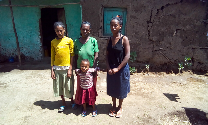 Tigist er móðir þriggja barna sem líða fyrir fátækt foreldra sinna.