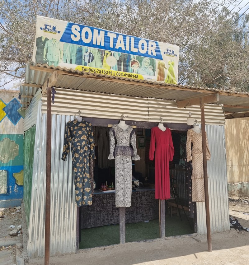 Saumastofa Abdikadir er ekki íburðarmikil en þjónar mörgum.