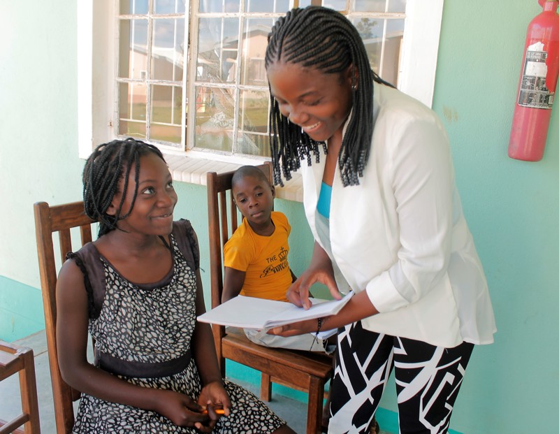 Anna er með sex nemendur og kennir þeim í 45 mínútur í senn af mikilli ákveðni og þolinmæði.