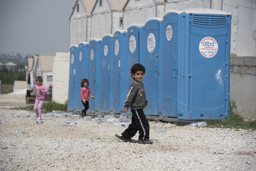 Börn við kamra í Diavata