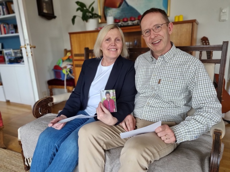 Vanda og Jakob með mynd af drengnum sem þau styrktu í 19 ár, þar til hann flutti úr barnaþorpinu. Þá ákváðu þau að styrkja annan dreng í sama landi.