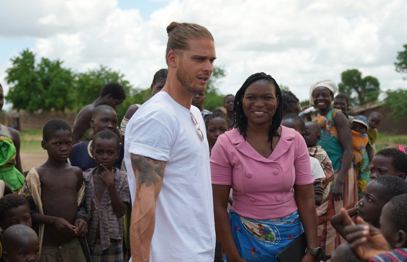 Mónika sýndi Rúrik Gíslasyni, velgjörðasendiherra SOS, aðstæður í fjölskykldueflingunni sem SOS á Íslandi fjármagnar í Ngabu.