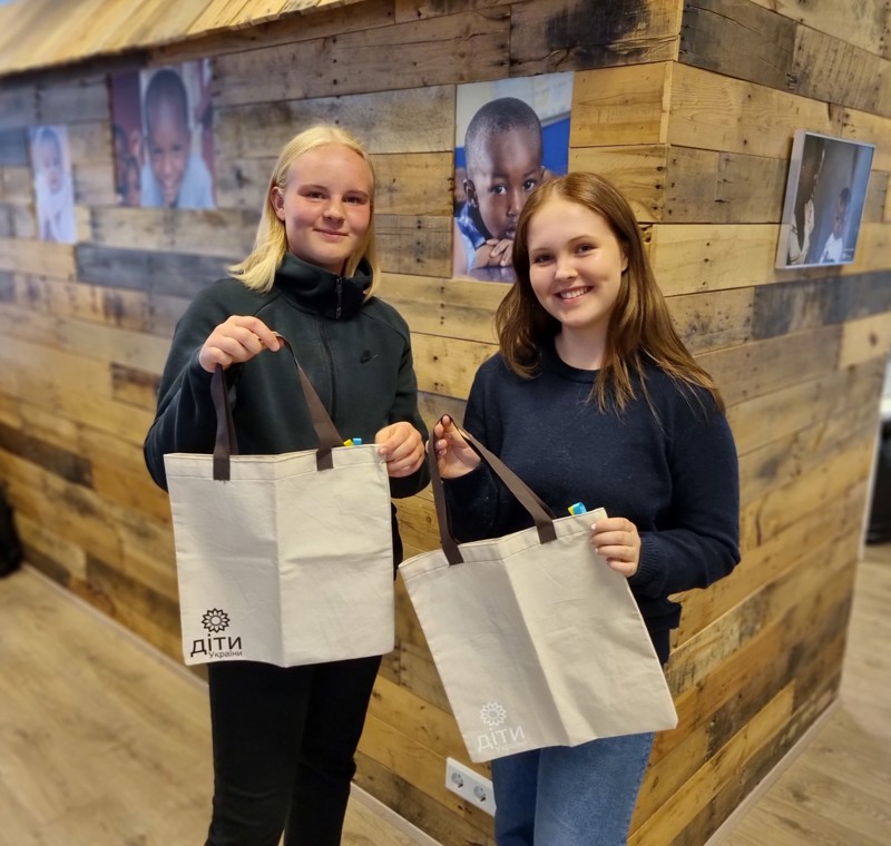 SOS Barnaþorpin á Íslandi þakka Thelmu og Brynhildi af öllu hjarta fyrir þetta einstaka framtak.